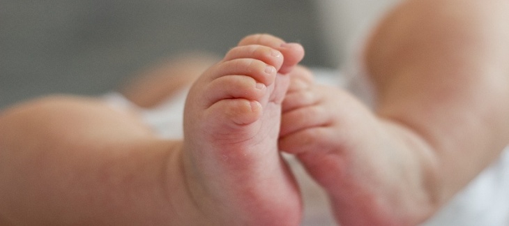 Neonato morto dopo il parto in casa: aperta un’inchiesta dalla procura